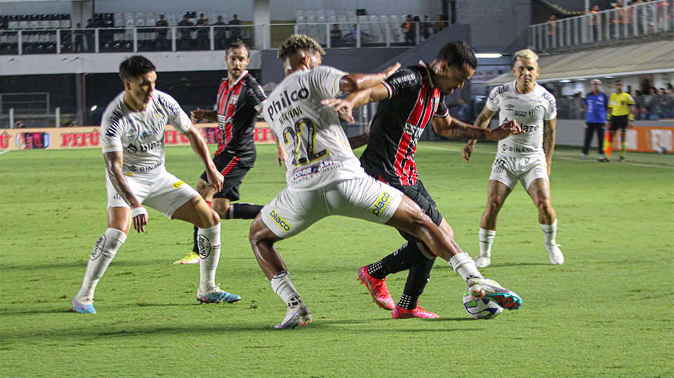 Botafogo perde no Santão, mas continua na zona de classificação