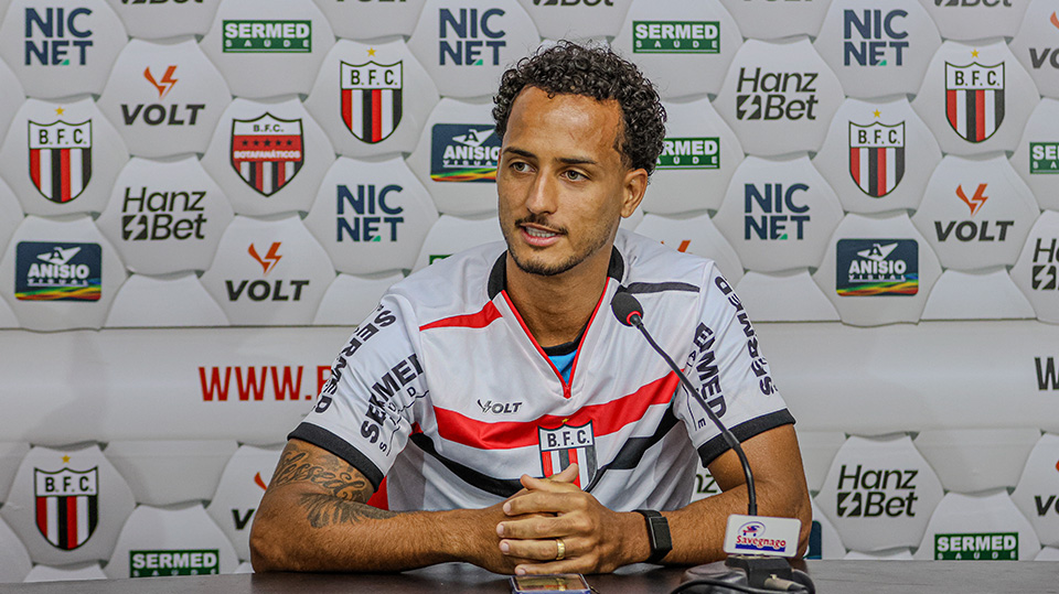 Apresentado oficialmente, Everton Morelli comemora a possibilidade de jogar  em 'casa', destaca sua versatilidade e o projeto do Botafogo para 2026 -  Botafogo Futebol SA